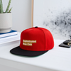 Golden Shower Snapback Cap - Rot/Schwarz